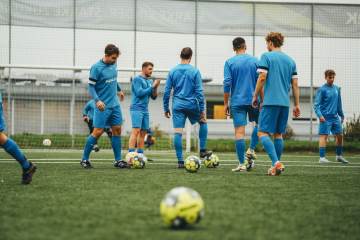 踢花了！巴萨开场18分钟两次洞穿皇马球门，看台上亚马尔笑开了花（配图示意）